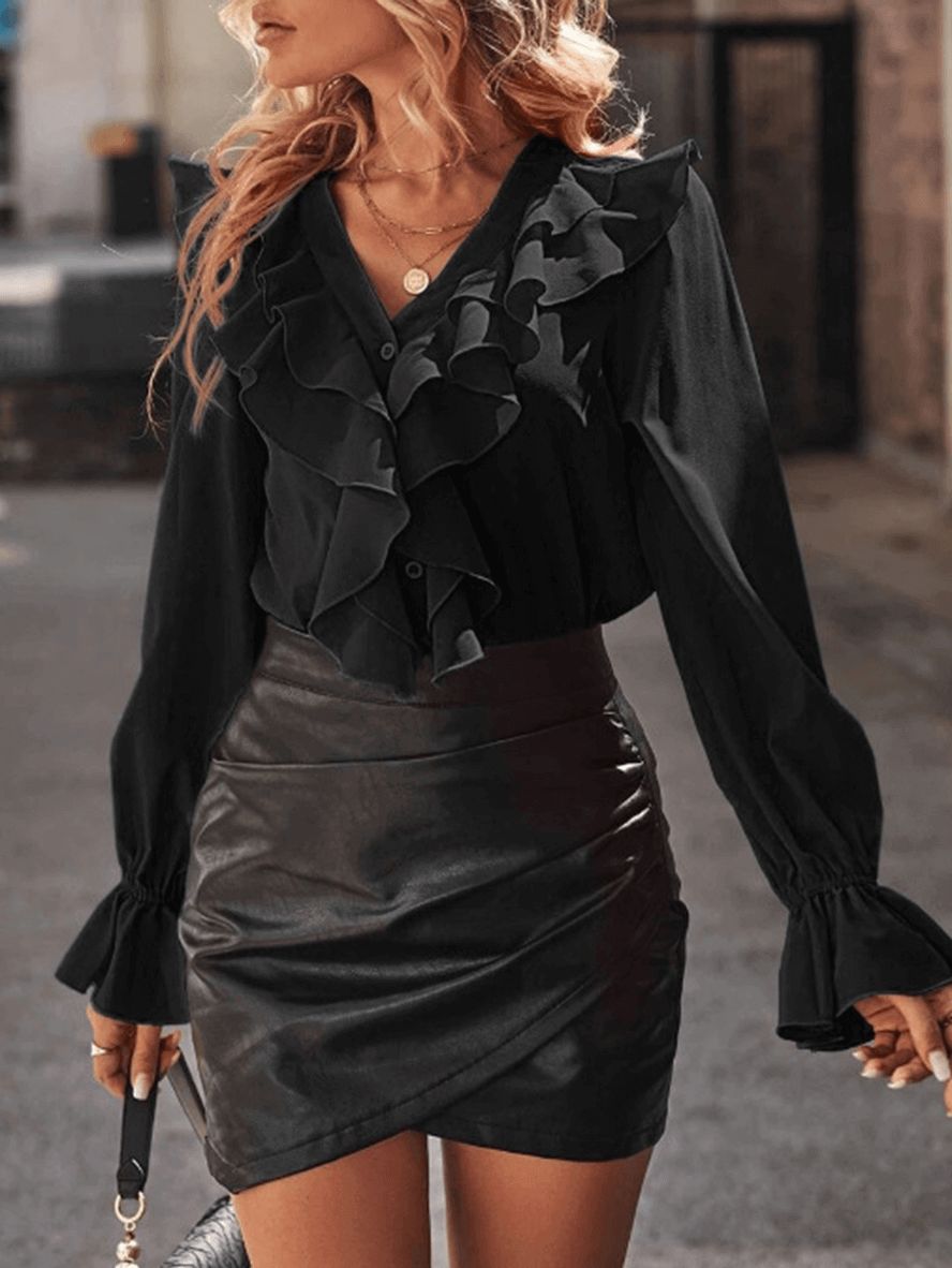 Elegante Damenbluse mit Rüschen, V-Ausschnitt, Jabot-Kragen und ausgestellten langen Ärmeln